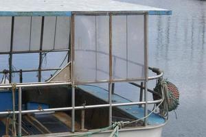 details van een vissersboot afgemeerd op dok foto