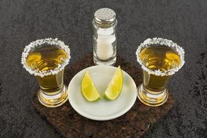 twee shots gouden tequila foto