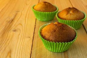 drie muffins in groen foto