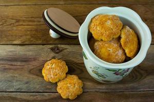 koekjes in een porseleinen pot op rustieke houten achtergrond foto