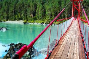 brug over turquoise rivier foto