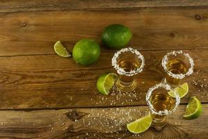 gouden Mexicaanse tequila met limoen en zout foto