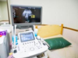 vervagen medische echografie machine in ziekenhuis diagnostische kamer foto