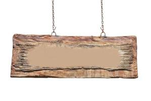 leeg houten bord hangend aan een ketting op wit wordt geïsoleerd foto