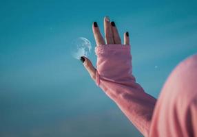 hand reikend naar de maan foto