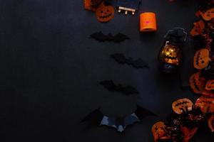 donker halloween plat achtergrondconcept met lantaarn en accessoires foto