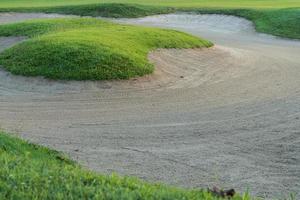 golfbaan zandbak achtergrond, obstakelbunkers worden gebruikt voor golftoernooien foto