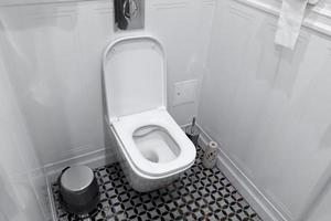 toiletclose-up in een modern hotel foto
