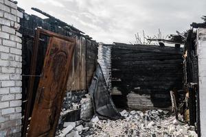 uitgebrande woning met verkoolde muren en verwoesting foto