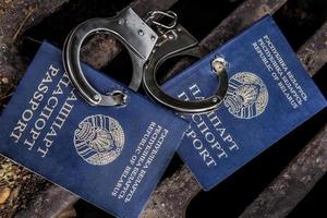Wit-Russisch paspoort in handboeien foto