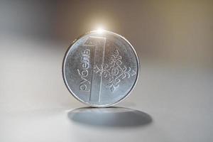 Wit-Russische roebel munt close-up op een grijze achtergrond. foto