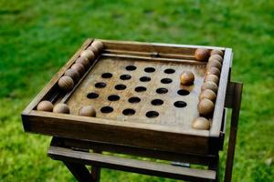 buitenbordspel op een houten bord foto