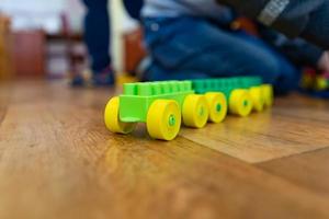 achtergrond van spelende kinderen met speelgoed foto