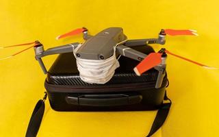 drones verboden concept ongevouwen drone bedekt met medisch gezichtsmasker. no-flyzone foto