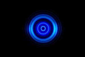 abstract gloeiend cirkel blauw lichteffect op zwarte achtergrond foto