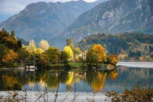 schilderachtig herfstuitzicht over lago d'idro italië foto