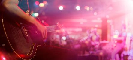 gitarist op het podium voor achtergrond, zacht en wazig concept foto