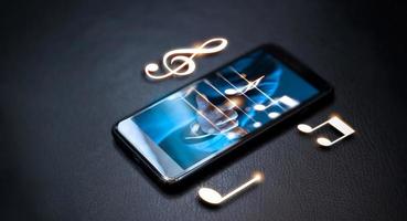 abstracte hand die muzieknoten op smartphone speelt bij nachtachtergrond, muziekconcept foto