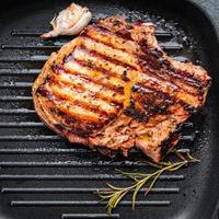 vlees steak grill varkensvlees gebakken rundvlees gezond eten verse maaltijd foto