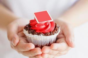 hand houden valentijnscupcake foto