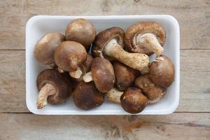 shiitake-paddenstoel op houten tafel foto