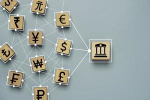 centrale bankpictogram verbindt koppeling met valutateken, inclusief Amerikaanse dollar, euro, yen yuan en pond sterling voor wereldwijde gelduitwisseling en overschrijving of forex concept. foto