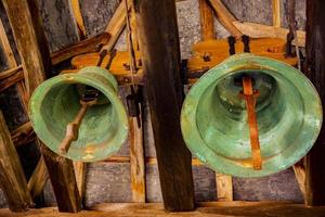 oude klokken van het klooster van peter en paul in grliste, servië foto