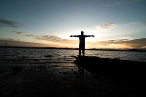 staand op oude vissersboot foto