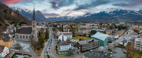 luchtfoto van de kathedraal van st. florin in vaduz, liechtenstein. foto