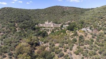 luchtfoto drone uitzicht op klooster van san jeronimo de valparaiso in cordoba, spanje. genesteld in de bergen van Cordoba en omgeven door inheemse mediterrane vegetatie, staat dit indrukwekkende klooster foto