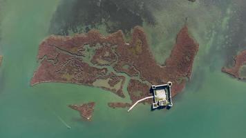 luchtfoto drone uitzicht op prachtige wetlands landschap op een zonnige dag. historisch fort en cultureel erfgoed onder water. prachtige kleuren in het water en een prachtig landschap. de wereld rondreizen. foto