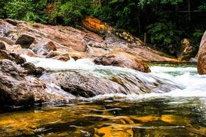 stenen rots en waterval schoonheid natuur in Zuid-Thailand foto