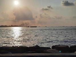 prachtige zonsondergang op het mannelijke strand, maldiven foto