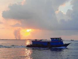 prachtige zonsondergang op het mannelijke strand, maldiven foto