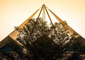 het moderne gebouw achter bomen foto