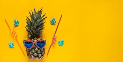 een slimme ananas in zonnebril. minimaal concept, zomer tropische ananas. foto