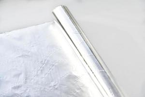 aluminiumfolie rol op witte achtergrond foto