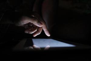 man's hand aan het werk op digitale tablet op kantoor, met behulp van zelf gemaakte grafiek foto