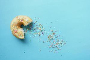 chocolade donuts op plaat met kopie ruimte foto