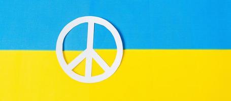 steun voor oekraïne in de oorlog met rusland, symbool van vrede met de vlag van oekraïne. bid, geen oorlog, stop oorlog, sta achter Oekraïne en nucleaire ontwapening foto