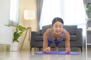fit vrouw doet yoga en meditatie thuis, sport en gezonde levensstijl concept. foto