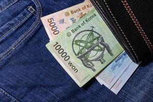 koreaans geld, korea bankbiljet, koreaans gewonnen op jean achtergrond. foto