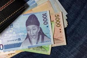 koreaans geld, korea bankbiljet, koreaans gewonnen op jean achtergrond. foto