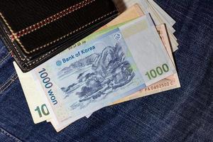 koreaans geld, korea bankbiljet, koreaans gewonnen op jean achtergrond. foto