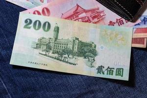 taiwanees geld, taiwan bankbiljet, taiwan dollar op jean achtergrond. foto