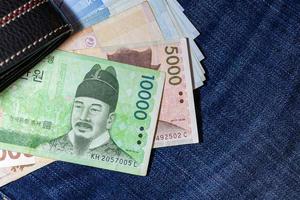 koreaans geld, korea bankbiljet, koreaans gewonnen op jean achtergrond. foto