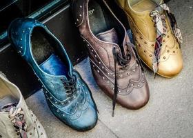 pienza, toscane, italië, 2013. schoenen op straat foto