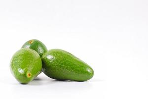 vers avocadofruit dat op witte achtergrond wordt geïsoleerd foto