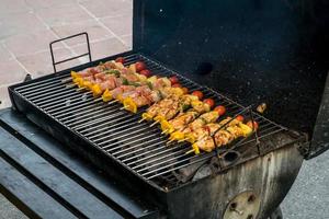 barbecue met heerlijk gegrild vlees op de grill foto