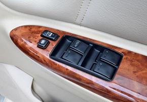 auto-interieur details van deurklink met raambediening en aanpassingen foto